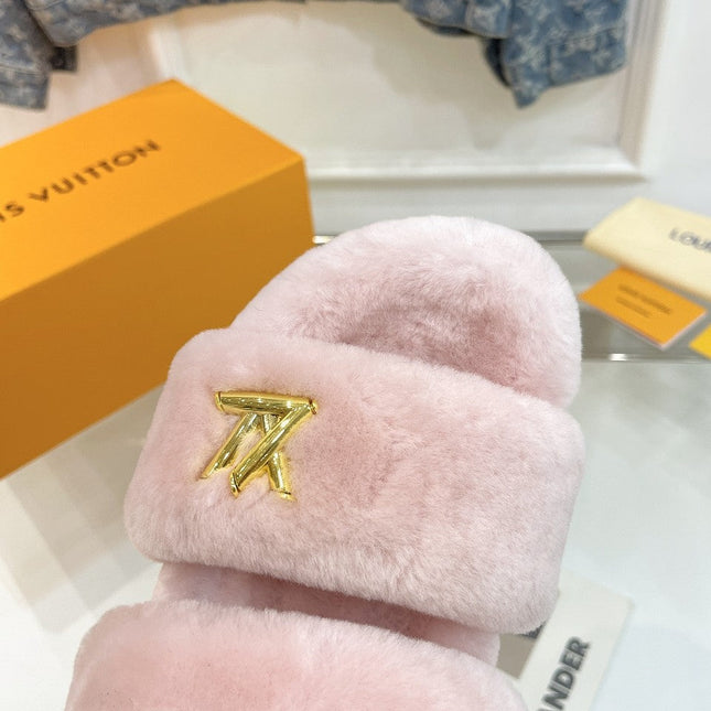 HALF MULE SLIPPERS IN LIGHT PINK FLEECE FEATURING METALLIC LOGO