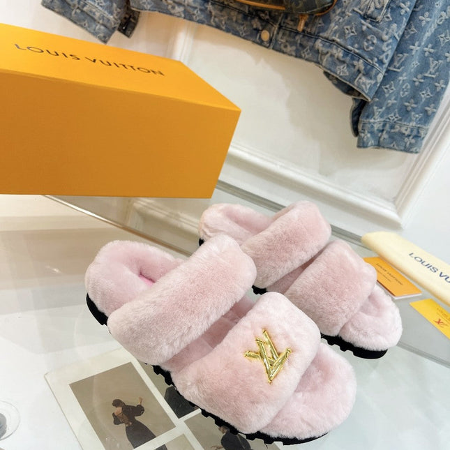 HALF MULE SLIPPERS IN LIGHT PINK FLEECE FEATURING METALLIC LOGO