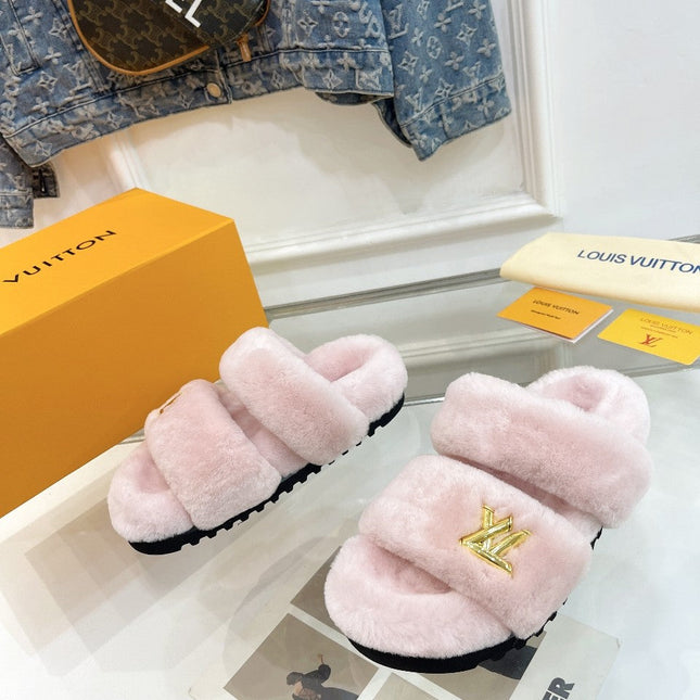 HALF MULE SLIPPERS IN LIGHT PINK FLEECE FEATURING METALLIC LOGO