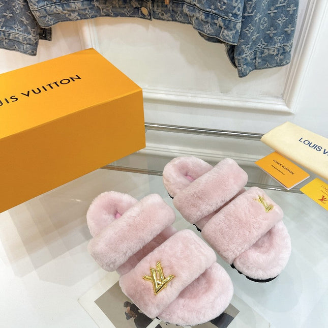 HALF MULE SLIPPERS IN LIGHT PINK FLEECE FEATURING METALLIC LOGO