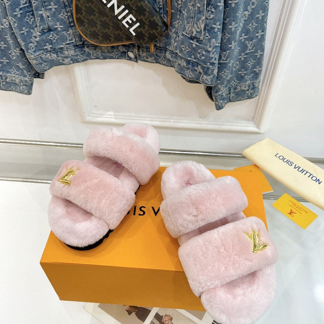 HALF MULE SLIPPERS IN LIGHT PINK FLEECE FEATURING METALLIC LOGO