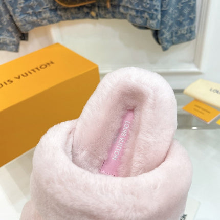 HALF MULE SLIPPERS IN LIGHT PINK FLEECE FEATURING METALLIC LOGO