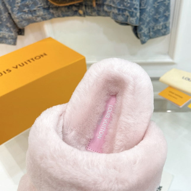HALF MULE SLIPPERS IN LIGHT PINK FLEECE FEATURING METALLIC LOGO