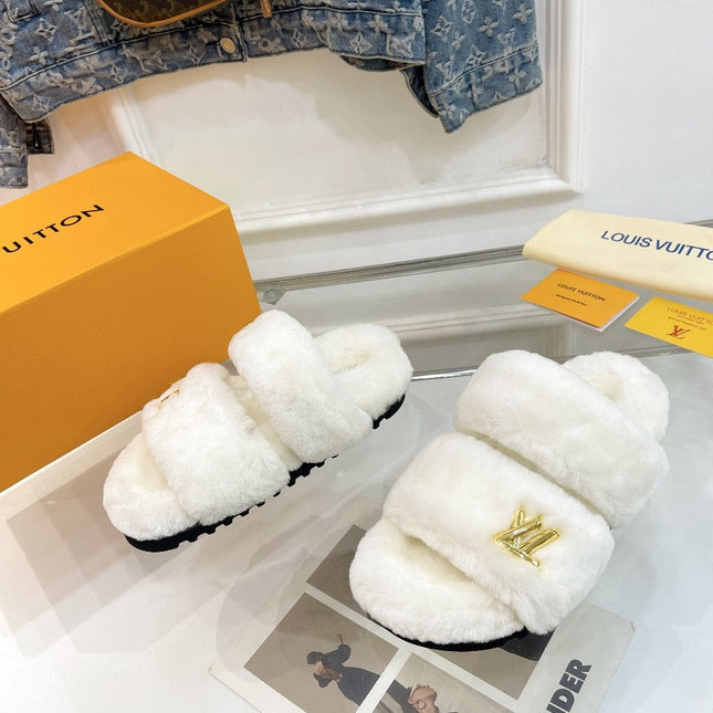 HALF MULE SLIPPERS IN WHITE FLEECE FEATURING METALLIC LOGO