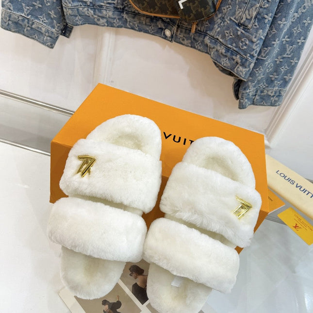 HALF MULE SLIPPERS IN WHITE FLEECE FEATURING METALLIC LOGO