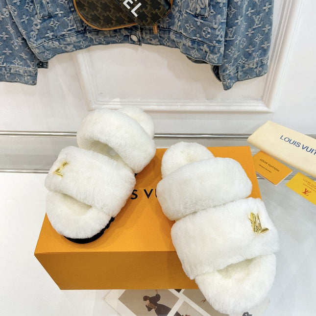 HALF MULE SLIPPERS IN WHITE FLEECE FEATURING METALLIC LOGO