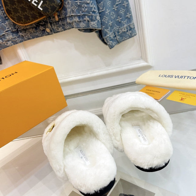 HALF MULE SLIPPERS IN WHITE FLEECE FEATURING METALLIC LOGO