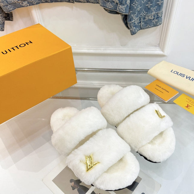 HALF MULE SLIPPERS IN WHITE FLEECE FEATURING METALLIC LOGO