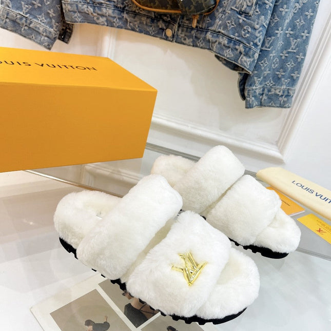 HALF MULE SLIPPERS IN WHITE FLEECE FEATURING METALLIC LOGO