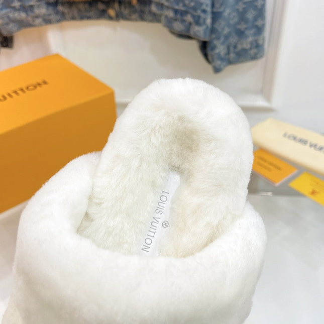 HALF MULE SLIPPERS IN WHITE FLEECE FEATURING METALLIC LOGO