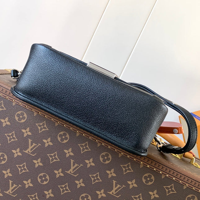 BUCI BAG 24 IN BLACK EPI GRAIN COWHIDE