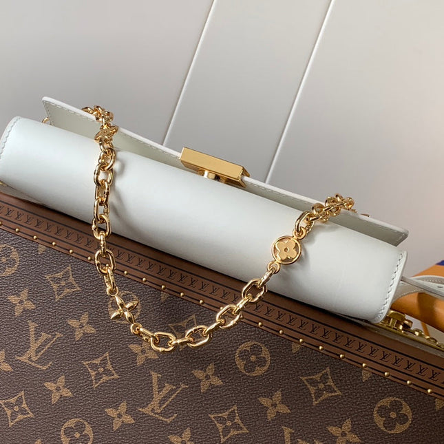 WALLET ON CHAIN CAPUCINES 23 IN WHITE SMOOTH CALFSKIN GOLD HARDWARE