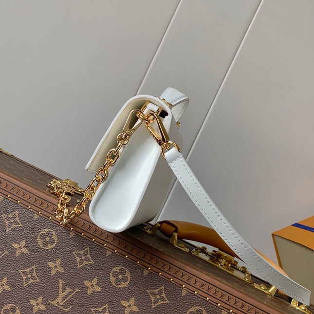 WALLET ON CHAIN CAPUCINES 23 IN WHITE SMOOTH CALFSKIN GOLD HARDWARE