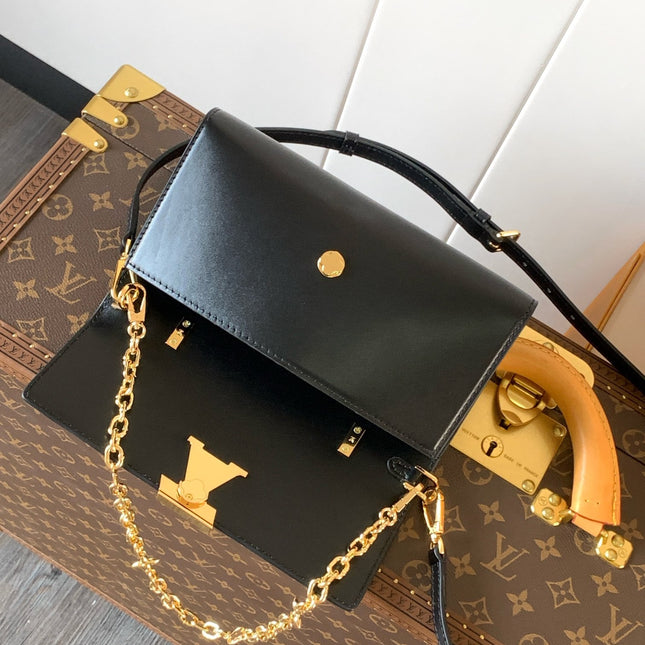 WALLET ON CHAIN CAPUCINES 23 IN BLACK SMOOTH CALFSKIN GOLD HARDWARE