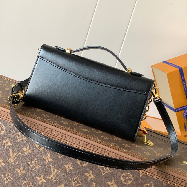 WALLET ON CHAIN CAPUCINES 23 IN BLACK SMOOTH CALFSKIN GOLD HARDWARE