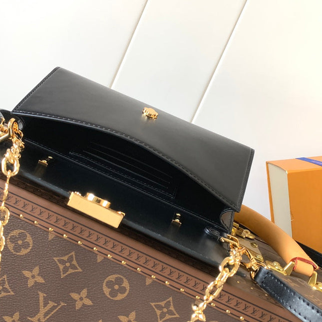 WALLET ON CHAIN CAPUCINES 23 IN BLACK SMOOTH CALFSKIN GOLD HARDWARE
