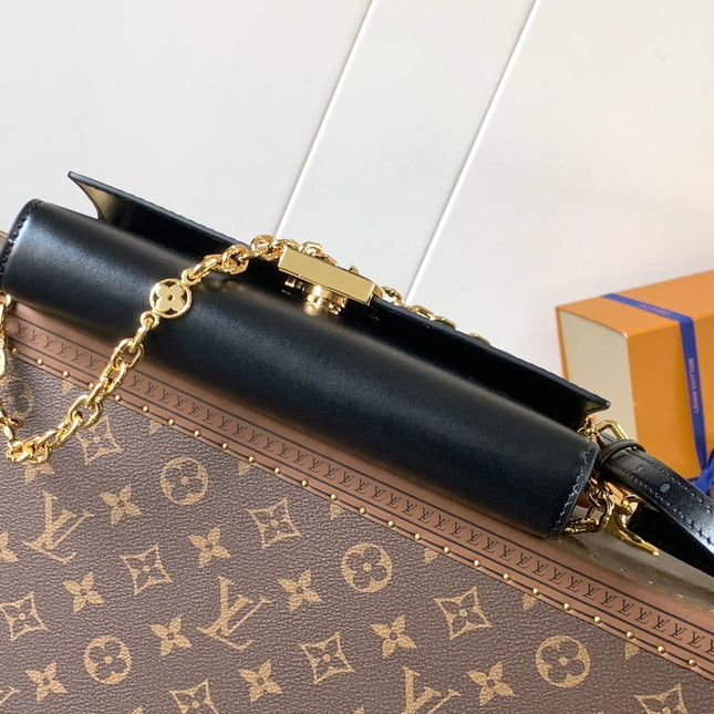 WALLET ON CHAIN CAPUCINES 23 IN BLACK SMOOTH CALFSKIN GOLD HARDWARE
