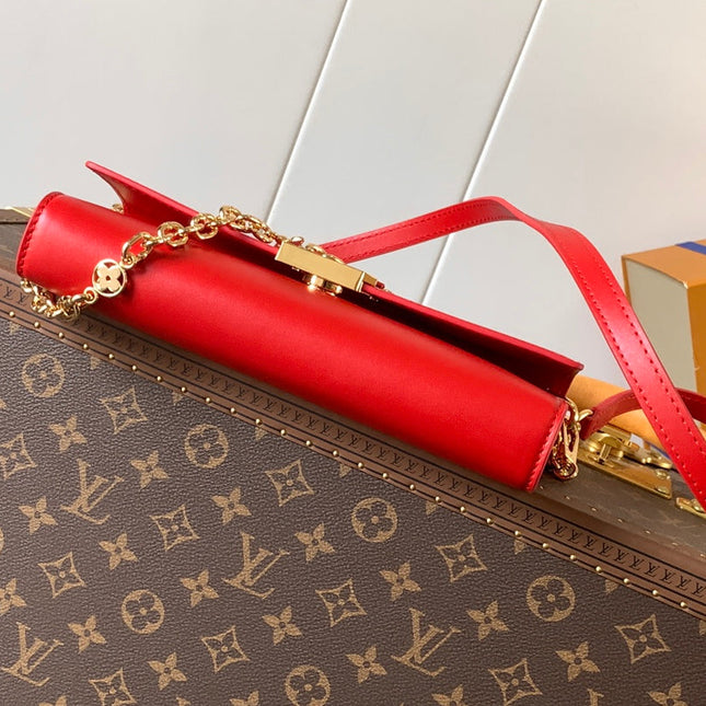 WALLET ON CHAIN CAPUCINES 23 IN RED SMOOTH CALFSKIN GOLD HARDWARE