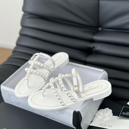 MULE SLIPPERS WITH PEARL CHAIN IN WHITE LAMBSKIN