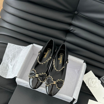 CC BALLET FLATS IN BLACK LAMBSKIN WITH GOLD HARDWARE