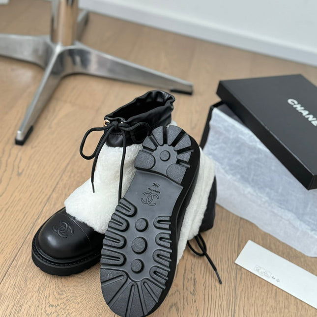 CC CHUNKY BOOTS IN WHITE SMOOTH FLEECE AND BLACK CALFSKIN