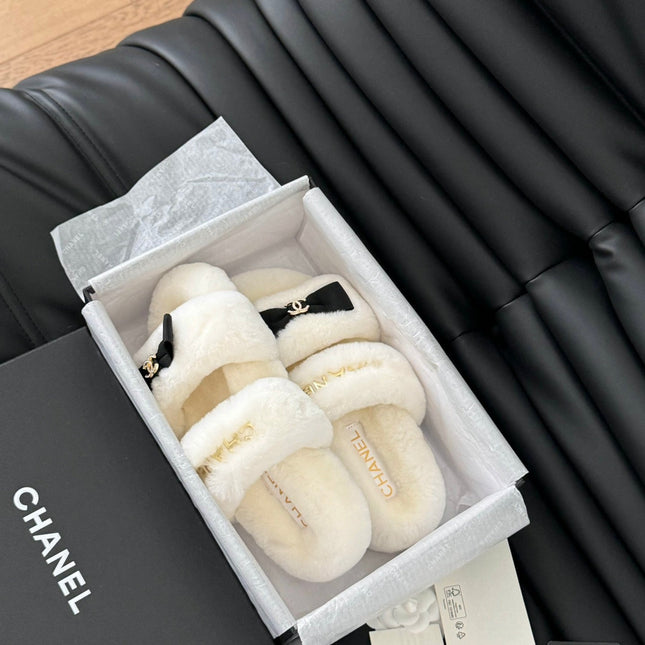 CC DAD SANDAL MULE IN WHITE FLEECE WITH GOLD HARDWARE