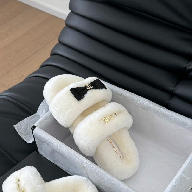 CC DAD SANDAL MULE IN WHITE FLEECE WITH GOLD HARDWARE