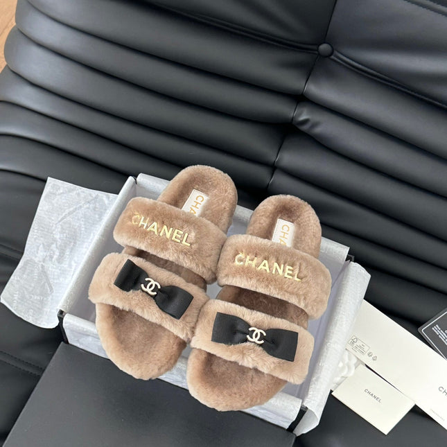 CC DAD SANDAL MULE IN CAMEL BROWN FLEECE WITH GOLD HARDWARE