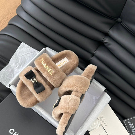 CC DAD SANDAL MULE IN CAMEL BROWN FLEECE WITH GOLD HARDWARE