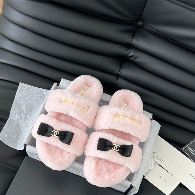 CC DAD SANDAL MULE IN PASTEL PINK FLEECE WITH GOLD HARDWARE