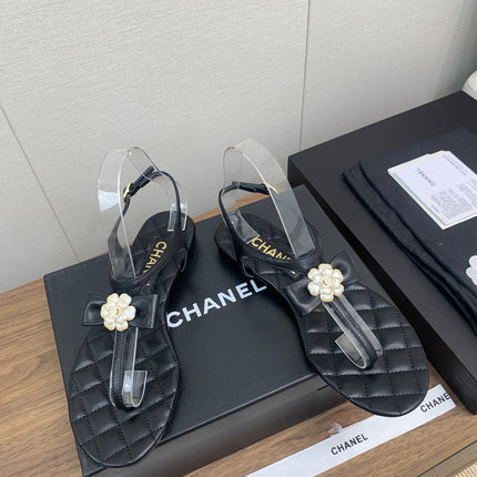 CC THONG SANDAL IN BLACK LAMBSKIN WITH PEARL FLOWER