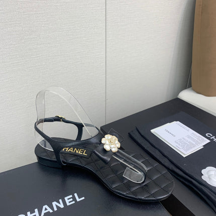 CC THONG SANDAL IN BLACK LAMBSKIN WITH PEARL FLOWER