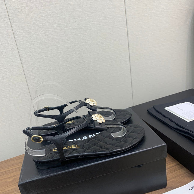 CC THONG SANDAL IN BLACK LAMBSKIN WITH PEARL FLOWER