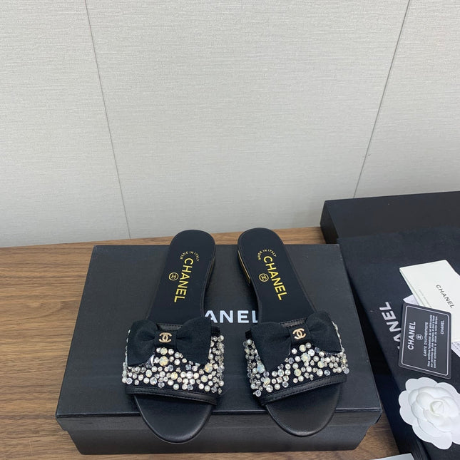 BOW SLIPPERS IN BLACK LAMBSKIN WITH RHINESTONES