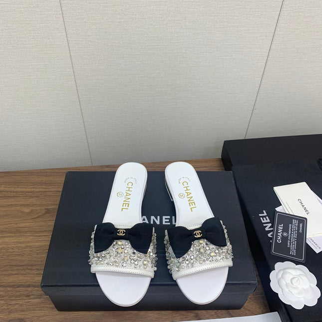 BOW SLIPPERS IN WHITE LAMBSKIN WITH RHINESTONES