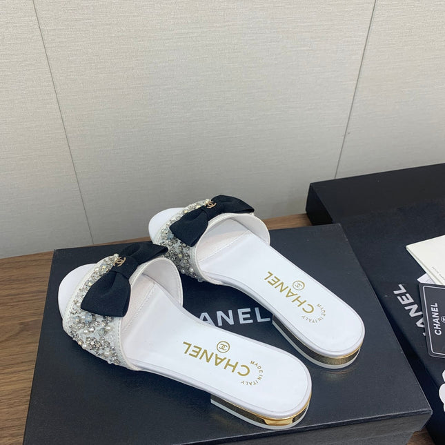 BOW SLIPPERS IN WHITE LAMBSKIN WITH RHINESTONES