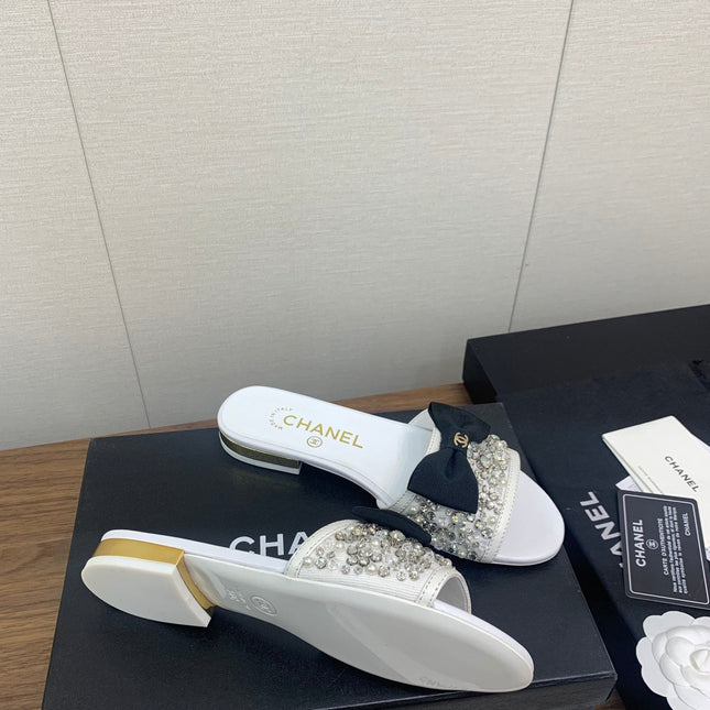 BOW SLIPPERS IN WHITE LAMBSKIN WITH RHINESTONES