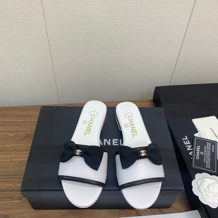 BOW SLIPPERS IN WHITE LAMBSKIN