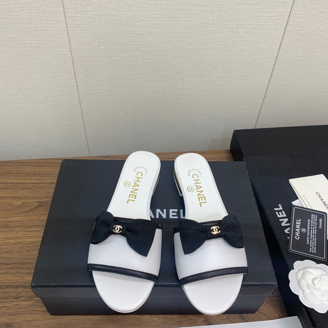 BOW SLIPPERS IN WHITE LAMBSKIN