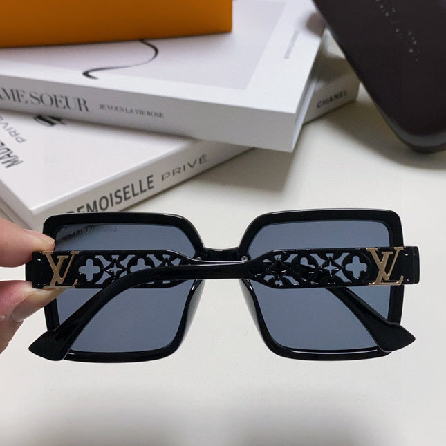 SQUARE SUNGLASS 567456 IN BLACK ACETATE EMBOSSED LOGO