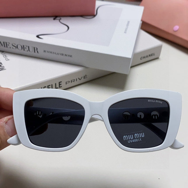 LOGO CAT EYE SUNGLASSES 513004 IN WHITE ACETATE