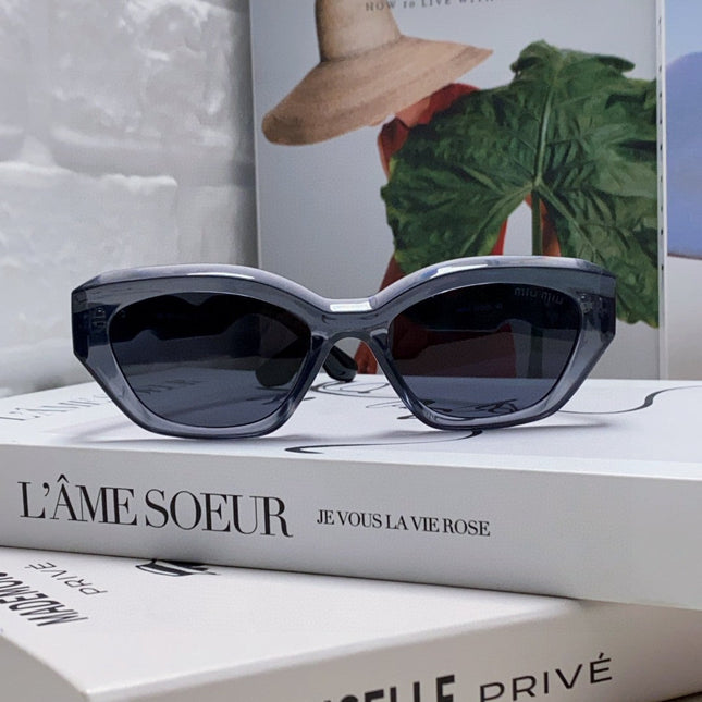 LOGO CAT EYE SUNGLASSES 513006 IN BLACK AND GREY CLEAR ACETATE WAVY FRAME