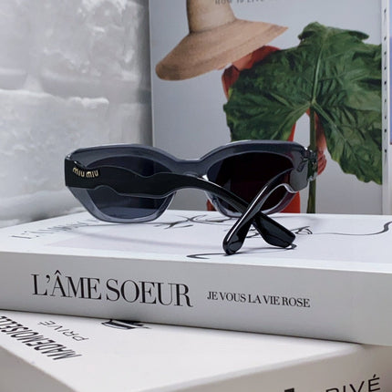 LOGO CAT EYE SUNGLASSES 513006 IN BLACK AND GREY CLEAR ACETATE WAVY FRAME