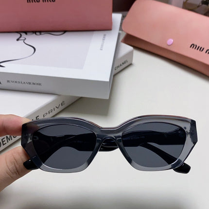 LOGO CAT EYE SUNGLASSES 513006 IN BLACK AND GREY CLEAR ACETATE WAVY FRAME