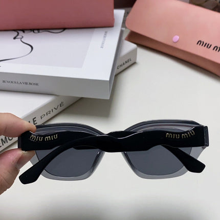 LOGO CAT EYE SUNGLASSES 513006 IN BLACK AND GREY CLEAR ACETATE WAVY FRAME