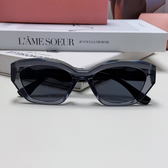 LOGO CAT EYE SUNGLASSES 513006 IN BLACK AND GREY CLEAR ACETATE WAVY FRAME
