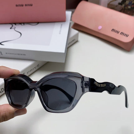 LOGO CAT EYE SUNGLASSES 513006 IN BLACK AND GREY CLEAR ACETATE WAVY FRAME
