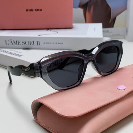 LOGO CAT EYE SUNGLASSES 513006 IN BLACK AND GREY CLEAR ACETATE WAVY FRAME