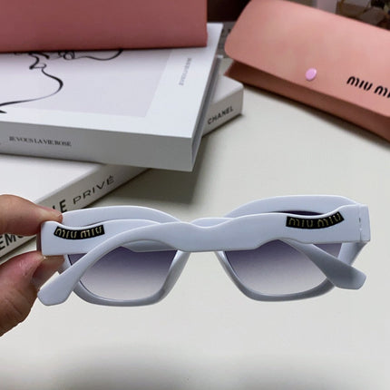LOGO CAT EYE SUNGLASSES 513007 IN WHITE ACETATE WAVY FRAME