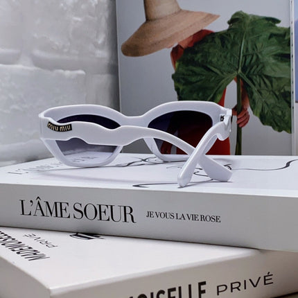 LOGO CAT EYE SUNGLASSES 513007 IN WHITE ACETATE WAVY FRAME
